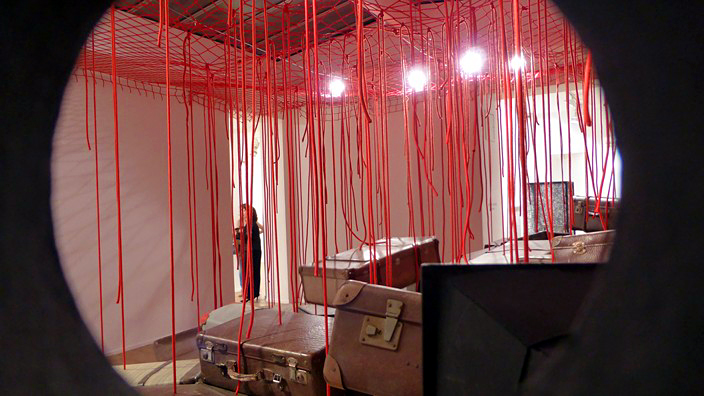 galerie daniel templon, chiharu shiota, small room, art contemporain, valise, fils, franz kafka