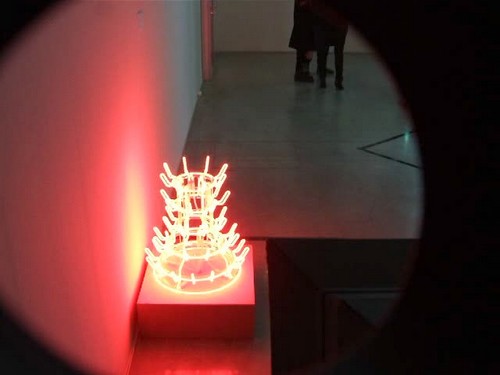 maison rouge, néon, who s afraid of red yellow and blue