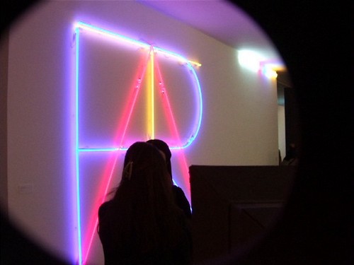 maison rouge, néon, who s afraid of red yellow and blue