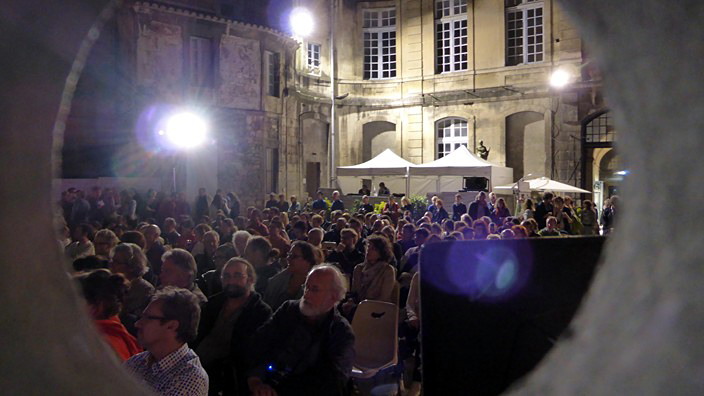 festival voies off, 19ème édition, arles, photographie, 2014, cour de l'archevêché, rencontres photographiques d'arles